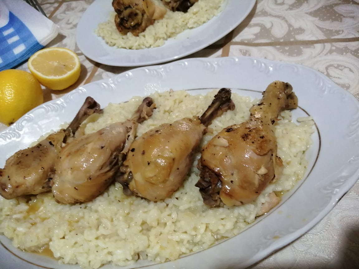 Κοτόπουλο λεμονάτο με ρυζάκι στην κατσαρόλα